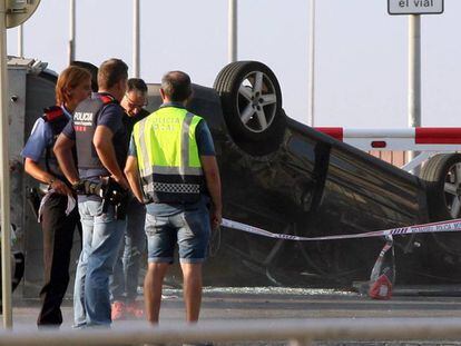 Agentes de polic&iacute;a junto al coche que usaron los terroristas en Cambrils