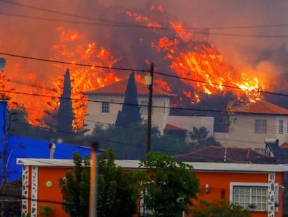 Los ríos de lava fluyendo cerca de la localidad de Los Llanos, en la isla canaria de La Palma.