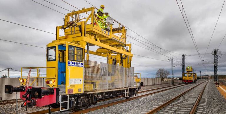Operarios de Adif realizan el mantenimiento de la red ferroviaria.
