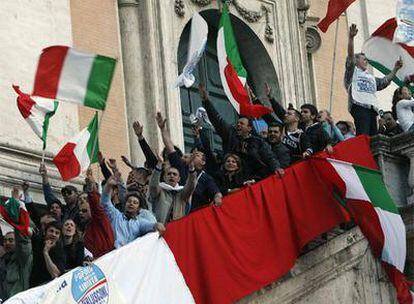 Seguidores del posfascista Gianni Alemanno celebran su victoria en las elecciones para la alcaldía de Roma el pasado lunes.