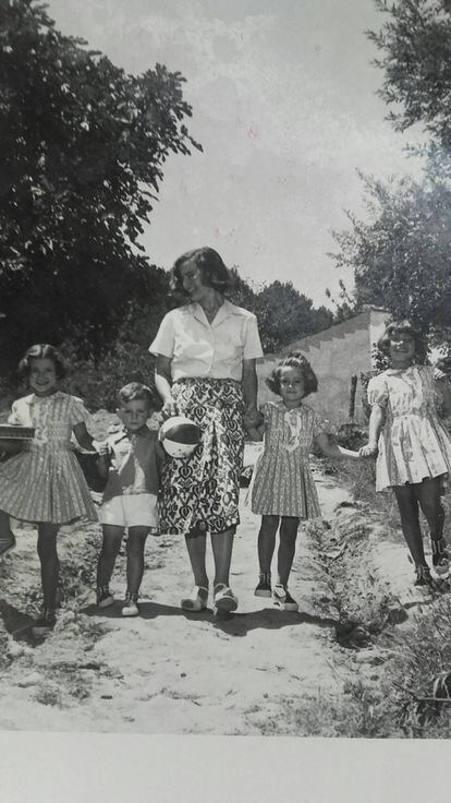Laforet y sus hijos en 1955.