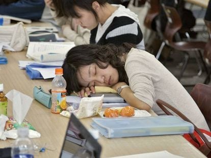 Una joven duerme en una sala de estudio de una universidad de Seúl.