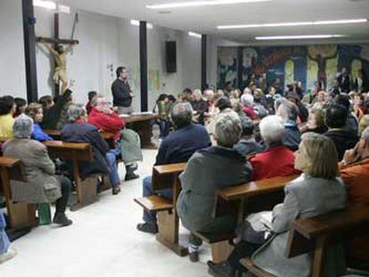 Feligreses de San Carlos Borromeo, durante una asamblea celebrada en la iglesia.