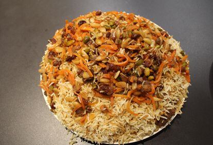 Kabuli pulau, el plato nacional de Afganistán: arroz especiado con carne, zanahoria y frutos secos.