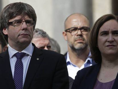 Ada Colau junto a Carles Puigdemont en la concentraci&oacute;n en protesta por el encarcelamiento de Jordi S&aacute;nchez y Jordi Cuixart.