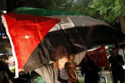 Una mujer israelí se manifiesta en Tel Aviv a favor de la resolución de la ONU de admitir como "Estado observador" a Palestina.