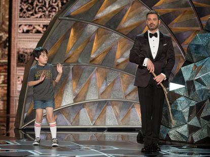 El presentador de la gala Jimmy Kimmel (dcha) y el &quot;jovencito Jimmy Kimmel&quot; en un momento de la gala de la 90 edici&oacute;n de los &Oacute;scar. 