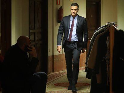 El presidente del Gobierno, Pedro Sánchez, ayer en un pasillo del Congreso de los Diputados.