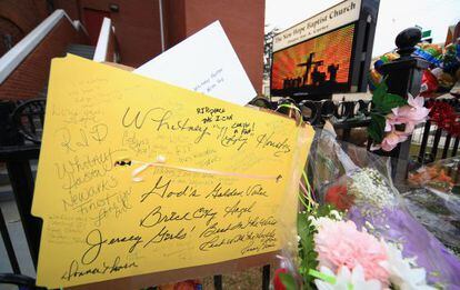 Mensajes y flores dejados por fans de Whitney Houston a las puertas de la iglesia donde comenzó a cantar, en Nueva Jersey.