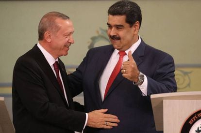 El presidente de Venezuela, Nicolás Maduro, recibe a su homólogo turco, Recep Tayyip Erdogan.
