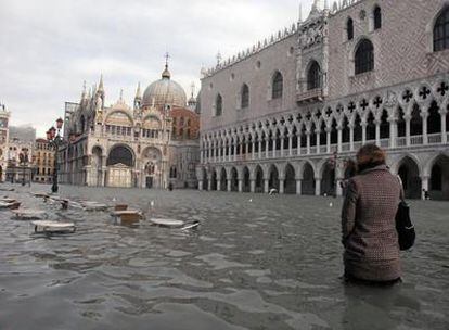 Una mujer camina por la inundada plaza de San Marcos de Venecia (Italia) en 2008.