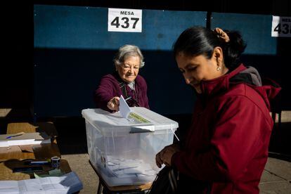 Una mujer vota por los candidatos constituyentes en Santiago, el 7 de mayo.