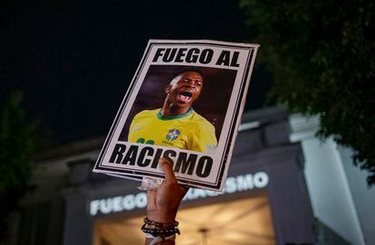 Un manifestante levanta un cartel con la imagen de Vinicus Júnior y la frase "Lucha contra el racismo", durante una protesta en São Paulo.