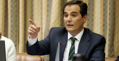 El secretario de Estado de Seguridad, José Antonio Nieto, atiende a los medios en una comparecencia en la Comisión de Interior del Congreso.