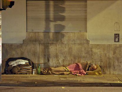 Un hombre duerme en una de las calles de Buenos Aires.