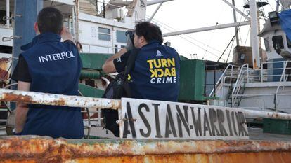 Agentes de Interpol en el buque Asian Warrior (antes Kunlun) en Dakar en una operaci&oacute;n contra la pesca ilegal. 