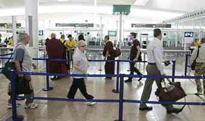 Los primeros pasajeros en la nueva terminal de El Prat