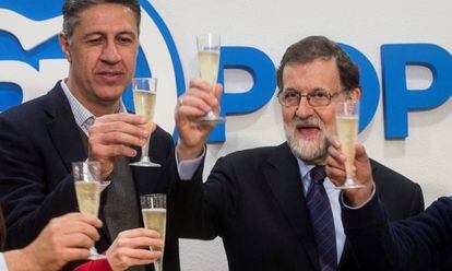 Rajoy brinda, junto a Albiol, en unas nuevas instalaciones del PP en Badalona.