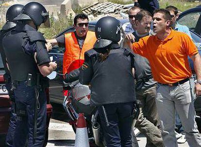 La policía antidisturbios aleja a un grupo de piquetes en Valencia.