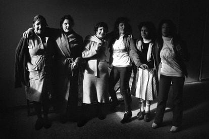 Mujeres en la cárcel de Yeserías (Madrid) en 1981, una de las imágenes del libro 'Franco ha muerto'.
