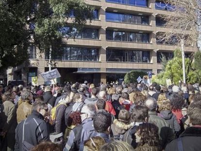 Los trabajadores de TV-3 y Catalunya R&agrave;dio, durante la protesta de ayer. 