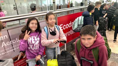 Tres de los alumnos expulsados del tren en Palencia, el lunes.