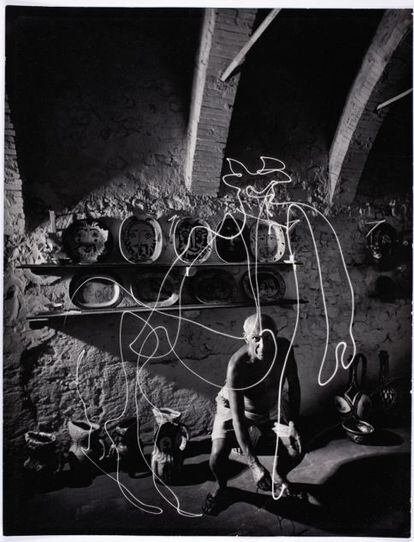 Picasso dibujando el centauro de luz con un lápiz de luz en el taller de cerámica de Madoura en 1949.