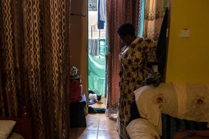 “Nos recuperaremos poco a poco, pero nada será como antes después de lo que hemos visto. Nuestras vidas están predestinadas a no ser las mismas”, medita en Nairobi esta mujer menuda de 49 años a quien el coronavirus le extirpó primero casi todos sus ingresos ―tras la huida de expatriados blancos para los que trabajaba― y que poco después le arrebató a su hermano. Pulse en la imagen para ver la fotogalería completa.