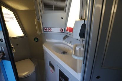 Interior del baño del tren Ouigo.