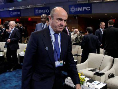 El ministro de Econom&iacute;a, Luis de Guindos, en la cumbre del FMI en Washington.