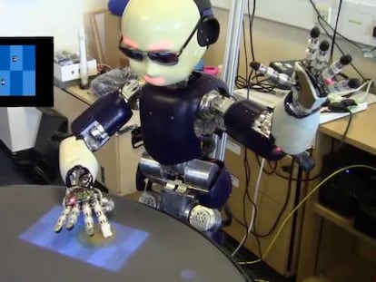 El robot iCub aprende a tocar un instrumento.