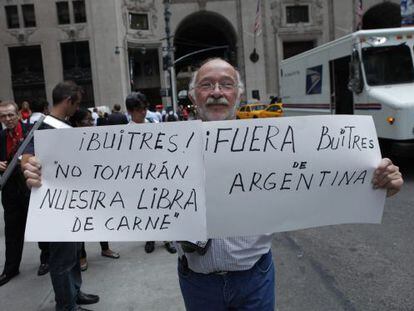 Un hombre protesta afuera del consulado de Argentina en Nueva York