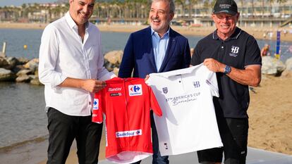 El alcalde de Barcelona, Jaume Collboni, este viernes en un acto de hermanamiento entre La Vuelta y la Copa del América, con sus directores, Javier Guillén, a la izquierda; y Grant Dalton.