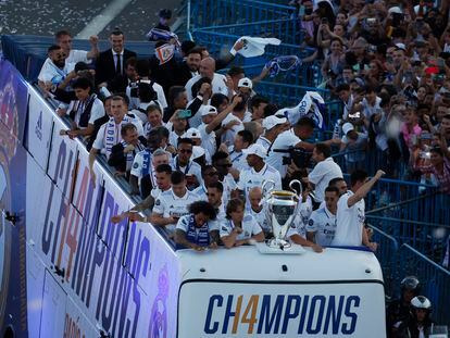 Los jugadores del Real Madrid, a su llegada a Cibeles.