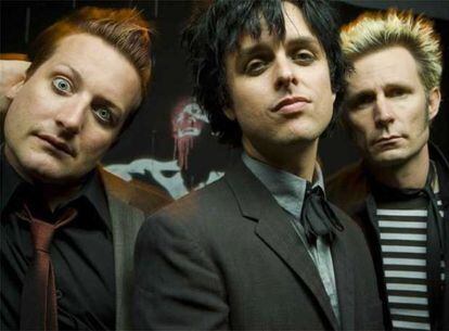 Tr&eacute; Cool, billie Joe Armstrong y Mike Dirnt, los componentes de Green Day, en una imagen de promoci&oacute;n