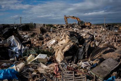 Una excavadora trabaja este lunes en la demolición del asentamiento El Walili, a las afueras de Níjar (Almería), donde residían alrededor de 450 personas migrantes. Un amplio dispositivo de la Guardia Civil ha tomado el entorno del asentamiento sobre las seis de la mañana. 