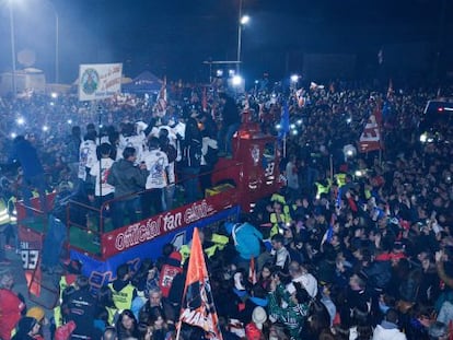 El camió que transportava els germans Márquez, enmig de la multitud als carrers de Cervera.