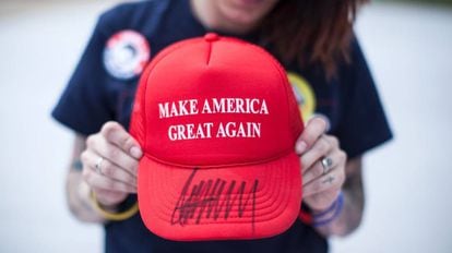 Una seguidora de Trump muestra una de sus ic&oacute;nicas gorras.