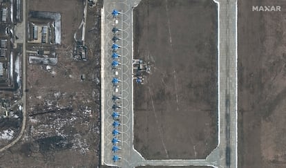Imagen de satélite de la base aérea rusa de Morozovsk, atacada por Ucrania con drones.  