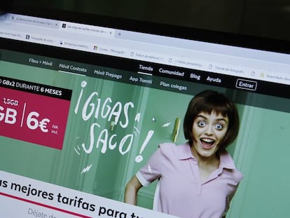 Un usuario navega por la p&aacute;gina web de Tuenti. 