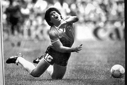 Maradona es objeto de falta por parte de Terry Fenwick, de Inglaterra, en México 1986.
