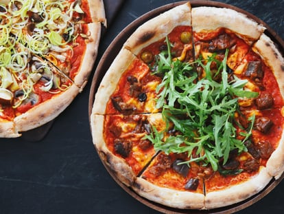 Conseguir pizzas caseras sabrosas es posible con los elementos adecuados. GETTY IMAGES.