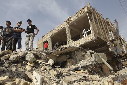 Estado en el que quedó un edificio de Bagdad tras la explosión de una bomba durante la jornada electoral.