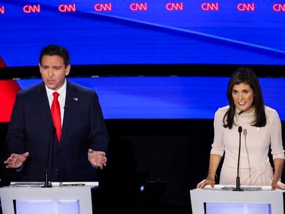 El gobernador de Florida, Ron DeSantis, y la exgobernadora de Carolina del Sur, Nikki Haley, en el debate de la CNN de este miércoles en la Universidad Drake de Des Moines (Iowa).