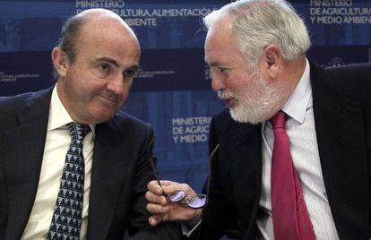 Guindos y Arias Cañete, en rueda de prensa en Madrid.