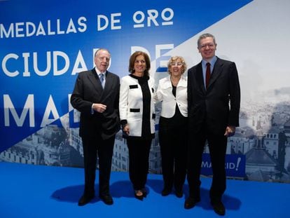 Los exalcaldes Jos&eacute; Mar&iacute;a &Aacute;lvarez del Manzano, Ana Botella y Alberto Ruiz-Gallard&oacute;n, junto a Manuela Carmena (segunda por la derecha). 