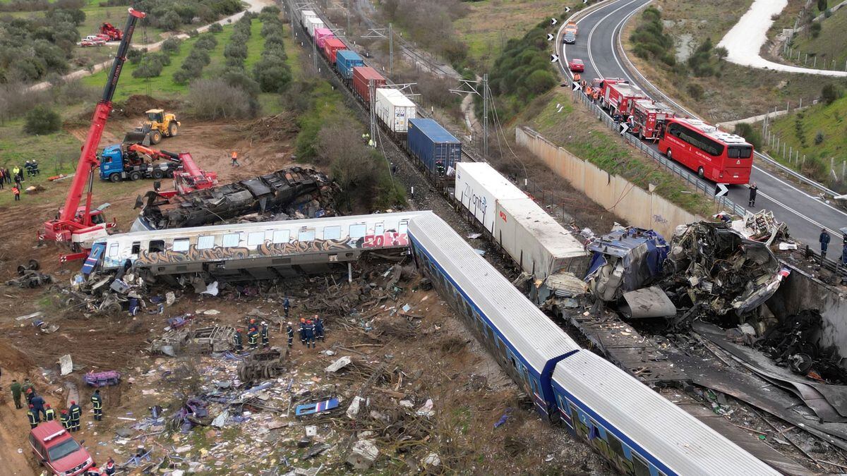 Al menos 36 muertos y decenas de heridos en el choque de dos trenes en el  centro de Grecia | Internacional | EL PAÍS