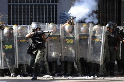 Miembros de la Guardia Nacional disparan gases lacrimógenos a los manifestantes, durante los enfrentamientos que tuvieron lugar en las calle de Caracas.