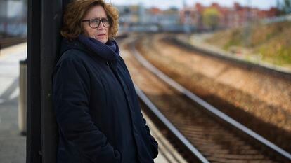 Montserrat Soler, que perdió a su hermana Susana en los atentados del 11-M, posaba el viernes en la estación de Santa Eugenia, en Madrid.