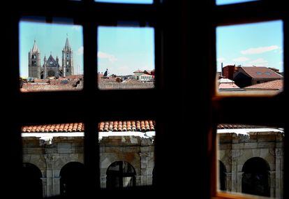 Casa Botines se inauguró en 1893, fue considerado el primer edificio del León moderno, situado donde acababa la ciudad histórica y empezaba la nueva. La imponente catedral gótica, que se ve en la imagen a través de una ventana de las plantas altas de Casa Botines, marca el urbanismo de la ciudad e influyó en Gaudí a la hora de planear su edificio que en su exterior guarda total sintonía con las construcciones leonesas.